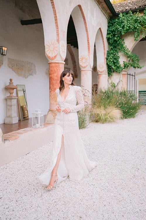 Un vestido de novia joya con abertura central