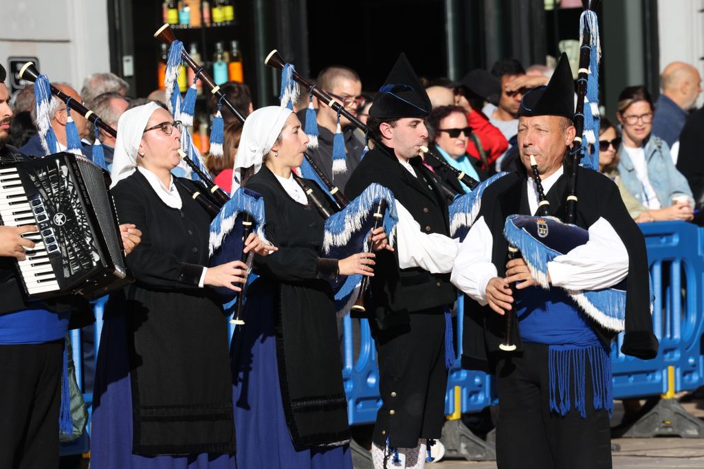 Banda de gaiteros en Oviedo esperando a que Leonor reciba el título de alcaldesa honoraria de Oviedo