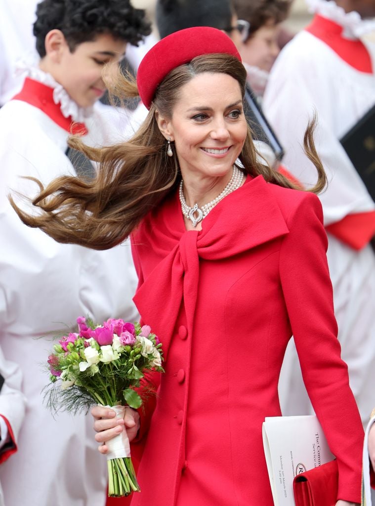 Kate Middleton recupera un precioso abrigo rojo de lazo con joyas de Diana de Gales e Isabel II