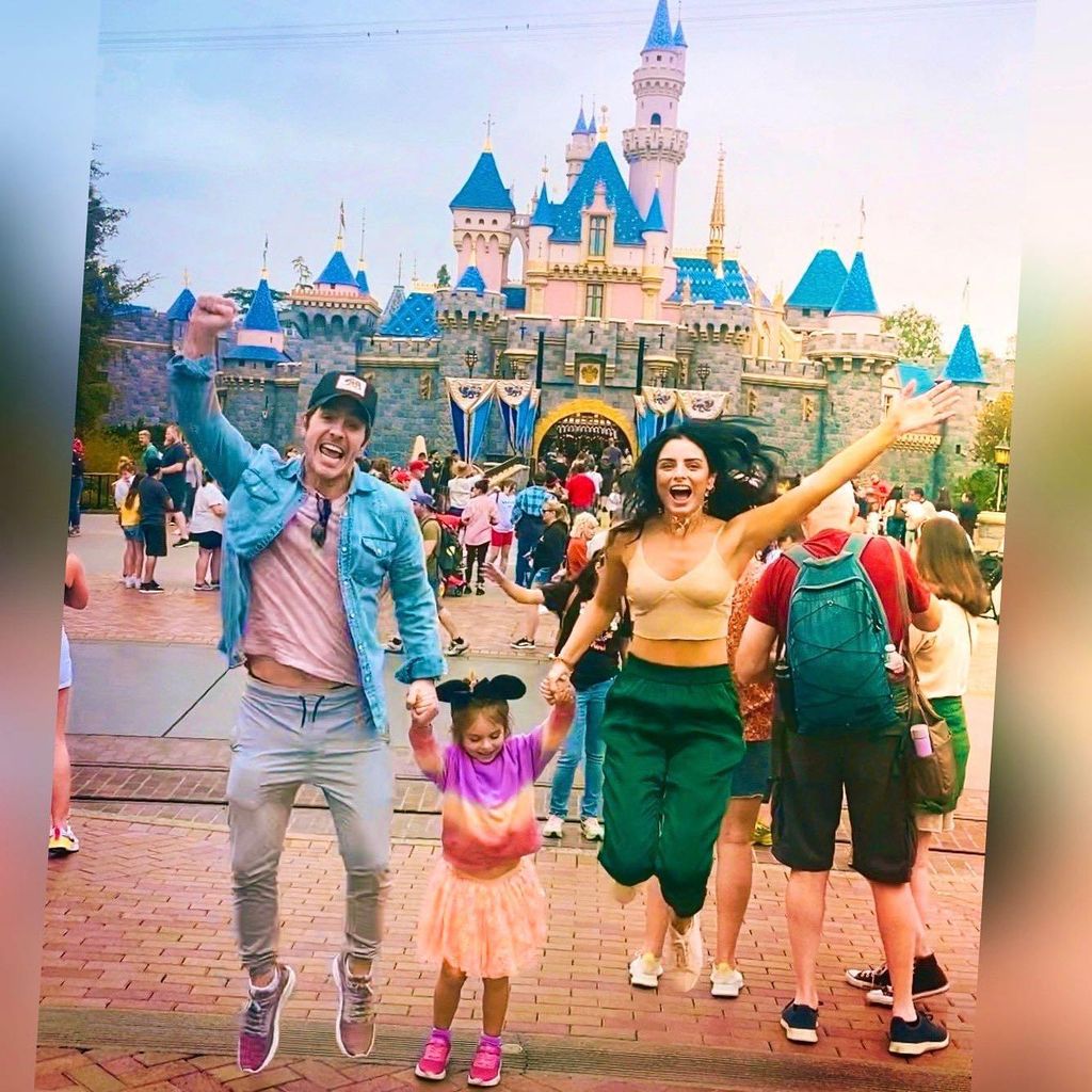 Aislinn Derbez y Mauricio Ochmann con su hija Kailani en Disneyland, en Anaheim, California