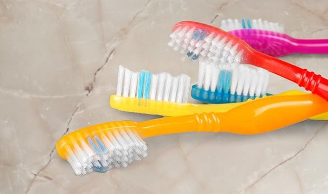 Cepillos de dientes convertidos en suelos