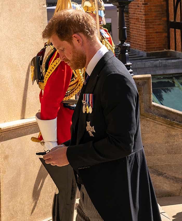 El príncipe Harry se ha sentado solo en la capilla de San Jorge