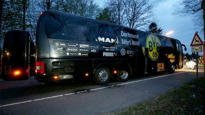 Marc Bartra, herido en una explosión en el autobús de su equipo