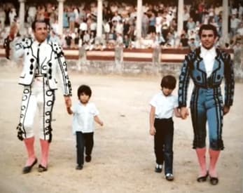 Cayetano Rivera con su hermano Francisco y su padre 