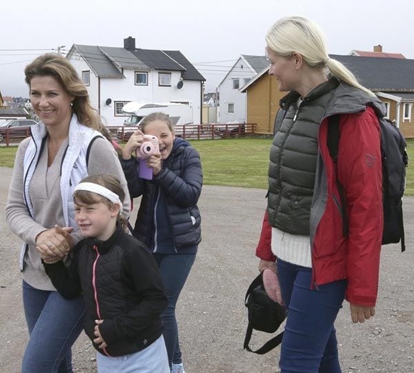 La princesa Ingrid Alexandra, habitual objetivo de los reporteros gráficos, ha demostrado que tiene la lección muy bien aprendida corriendo alrededor y enarbolando su moderna cámara instantánea de color rosa
