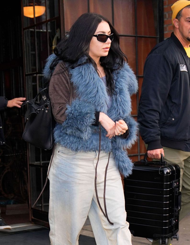 Charli XCX con una versión corta del Penny Lane Coat en Nueva York