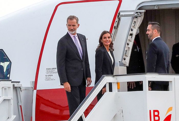 Don Felipe y doña Letizia a las puertas de la aeronave