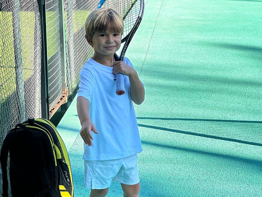 Hijo de Carla Goyanes jugando al tenis