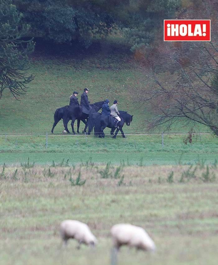 Reina Isabel II y el príncipe Andrés