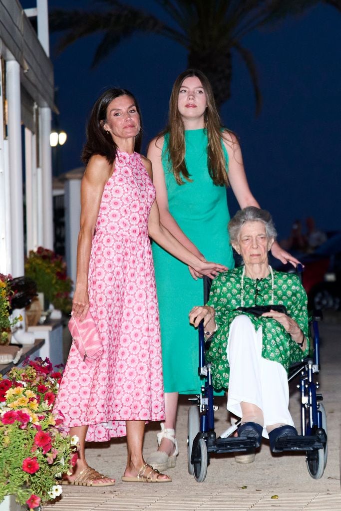 La infanta Sofía con vestido de Zara y la reina Letizia en Palma de Mallorca