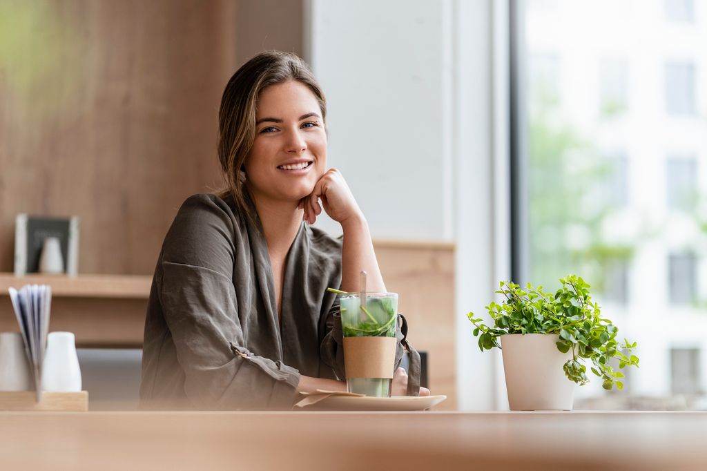 Mujer feliz tomando plantas medicinales 