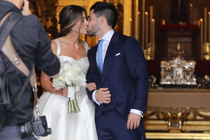 Los ya marido y mujer se dieron un beso a las puertas de la iglesia