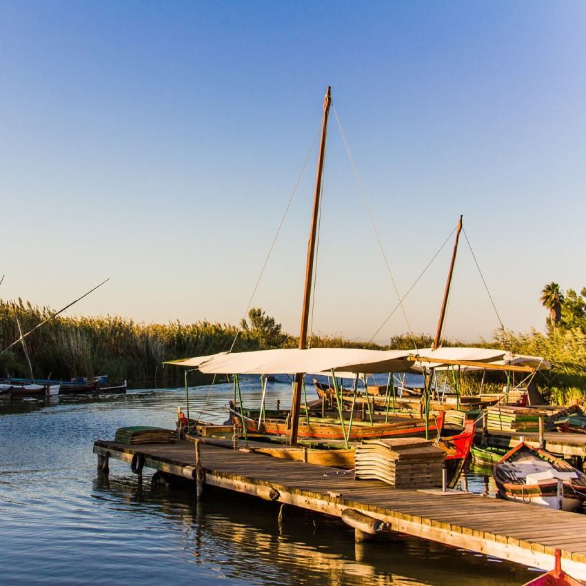 barcas en la albufera de valencia al atardecer