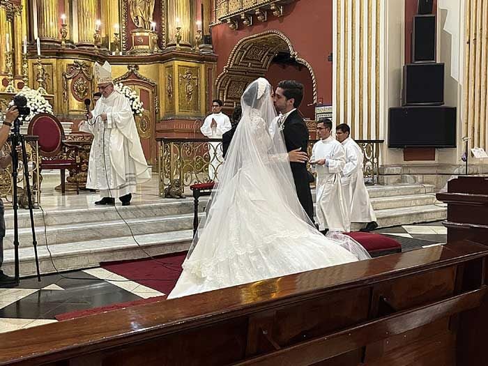 Josefina, nieta de Mario Vargas Llosa, y Emiliano Camarena en su boda 