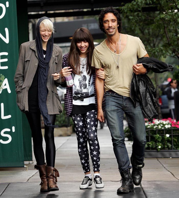 Lourdes, de 19 años, ha seguido de cerca la relación de Betina con su padre. Juntos y en buena compañía les hemos visto pasear por el Soho neoyorquino como una familia feliz
