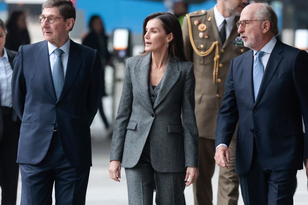 La reina Letizia con traje gris