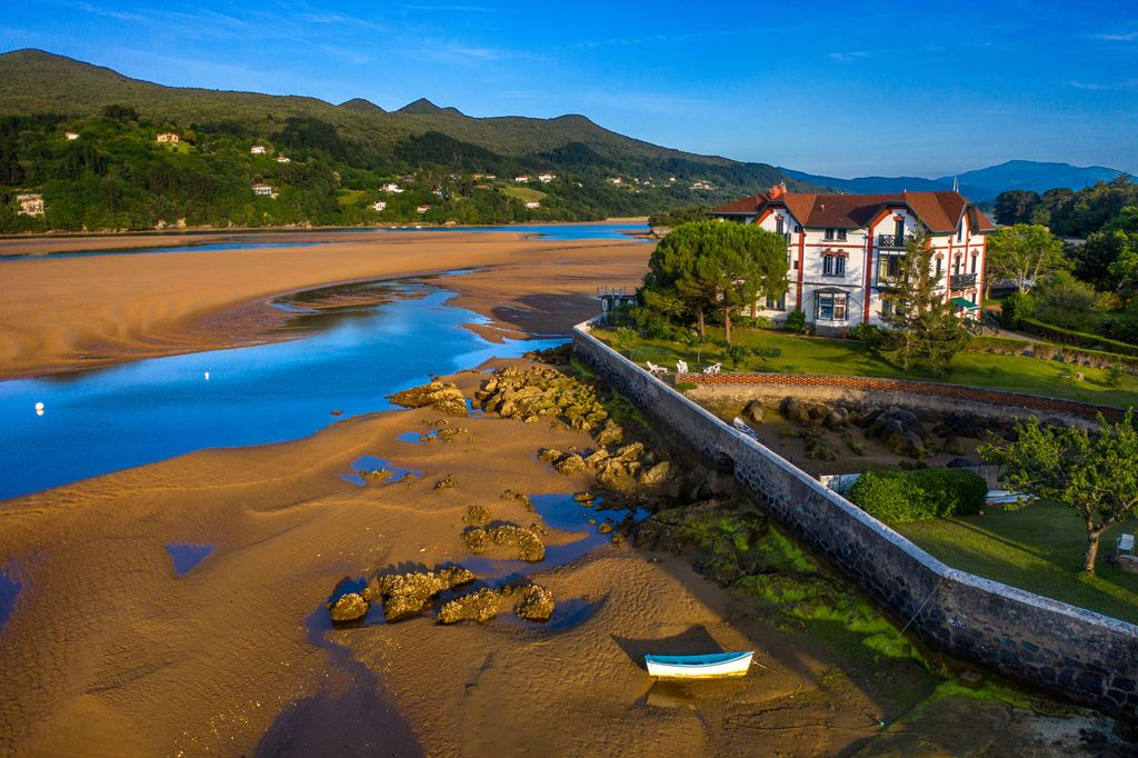 Una vista del estuario que forma el río Oka, a la altura del municipio de Sukarrieta, que forma parte de la reserva de la biosfera de Urdaibai.