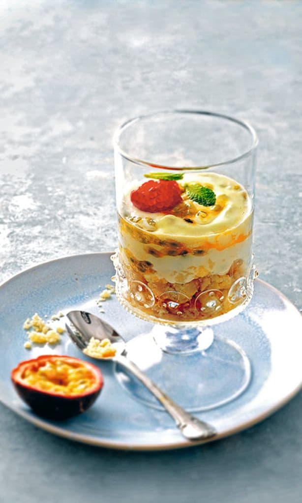 Mousse de fruta de la pasión con crumble de coco