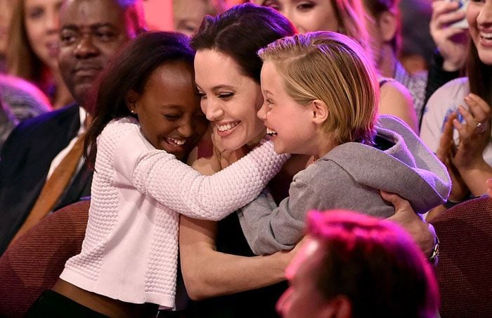 Angelina Jolie junto a sus hijas Shiloh y Zahara
