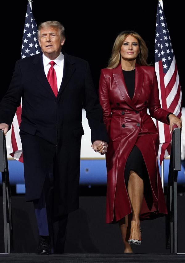 Melania Trump con abrigo rojo