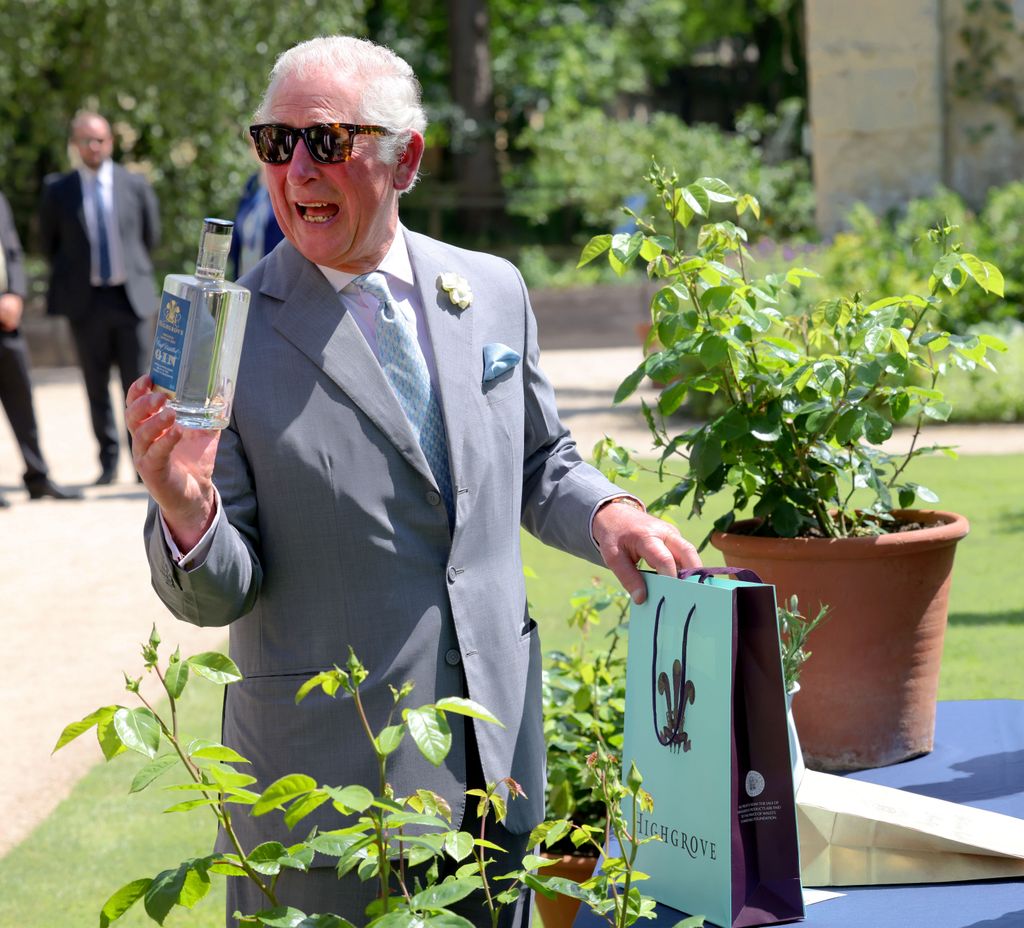 Highgrove House da para mucho, ya que Carlos III comercializa desde perfumes hasta ginebra, todo ello sirve para el sostenimiento de la propia residencia como centro de conservación de plantas y semillas autóctonas