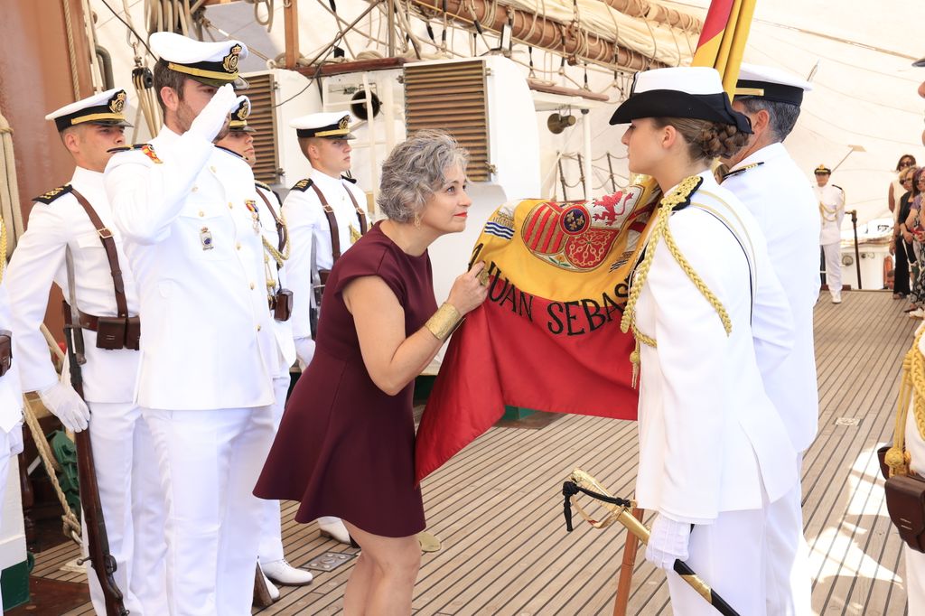 La princesa Leonor, abanderada en la jura de bandera a bordo de 'Elcano' en  Montevideo