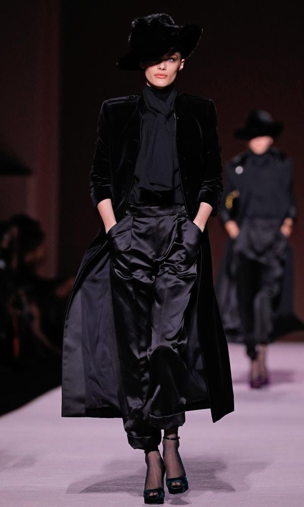 desfile de tom ford con abrigo de terciopelo de algod n negro