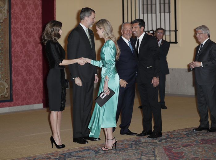 Luis Figo y su esposa junto a Los Reyes y Marcelo Rebelo de Sousa en El Pardo