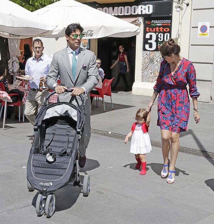 Francisco Rivera, Lourdes Montes y su hija Carmen en la Semana Santa de Sevilla