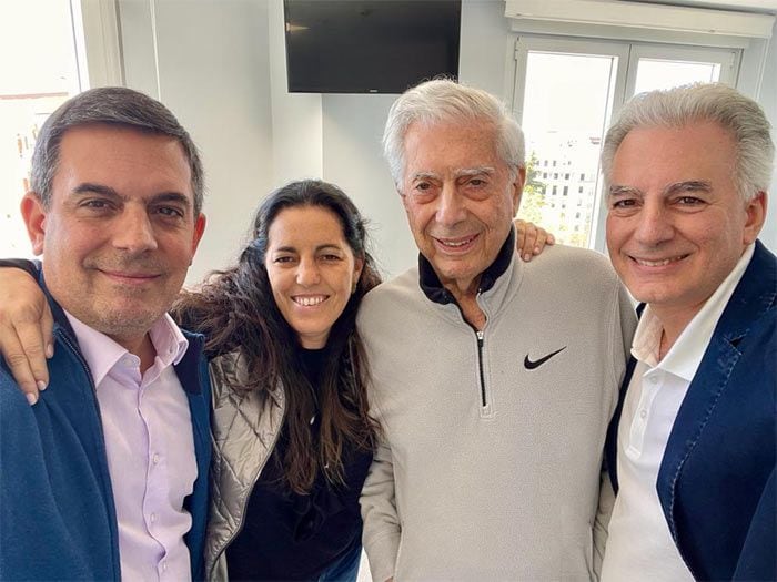 Mario Vargas Llosa recibe el alta