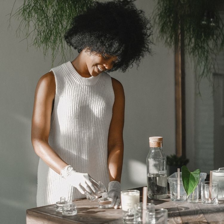 Mujer haciendo un perfume sólido