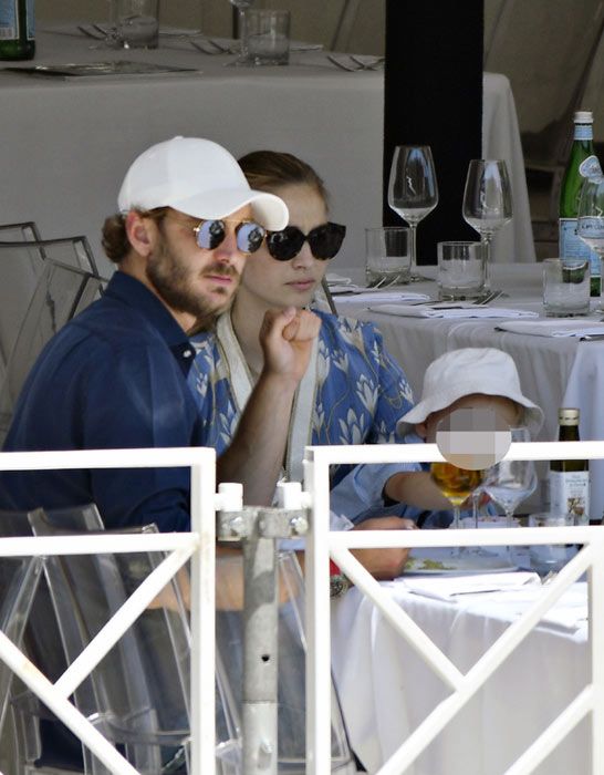 Beatrice Borromeo y Pierre Casiraghi con su hijo mayor