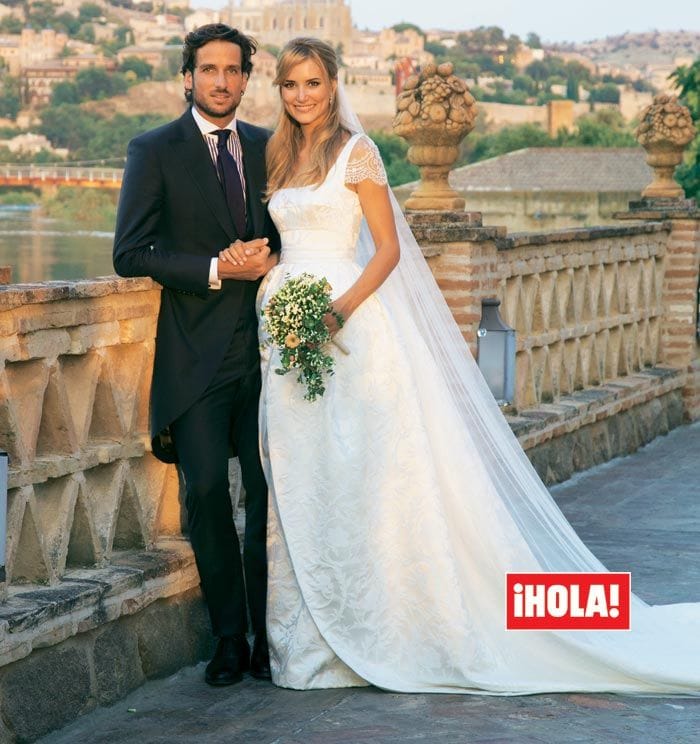 El de la ceremonia era un traje clásico, realizado en brocado de seda natural, con escote cuadrado y mangas y espalda de Chantilly francés (Foto: Juan Sánchez Espejo)
