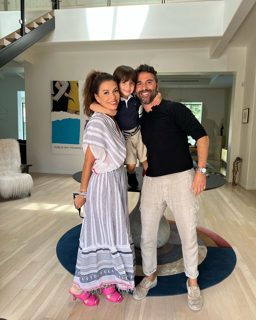 Eva Longoria y Pepe Bastón con su hijo Santiago