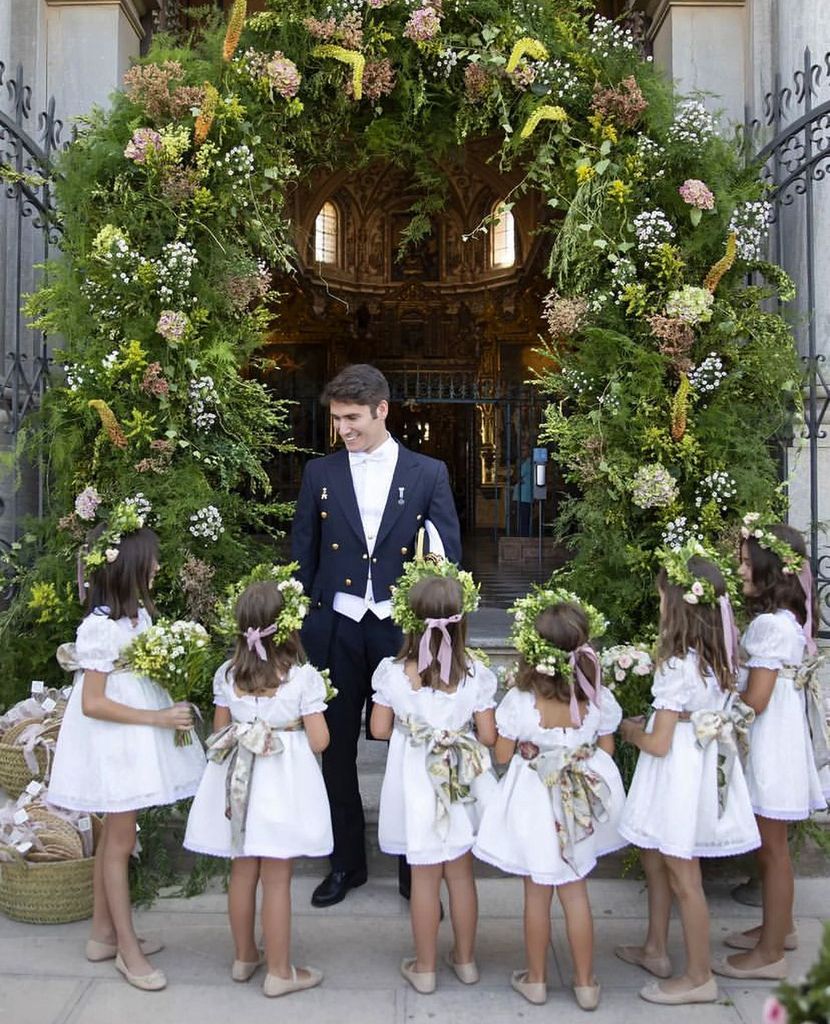 Niños de arras originales con flores frescas