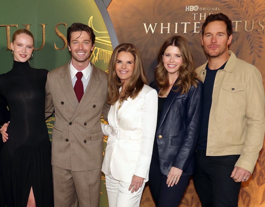 Abby Champion, Patrick Schwarzenegger, Maria Shriver, Katherine Schwarzenegger y Chris Pratt en el estreno de la tercera temporada de 'The White Lotus' en Los Ángeles