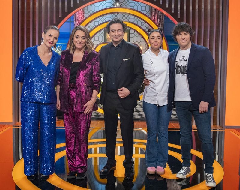 Toñi Moreno y Ofelia, con los jueces de MasterChef