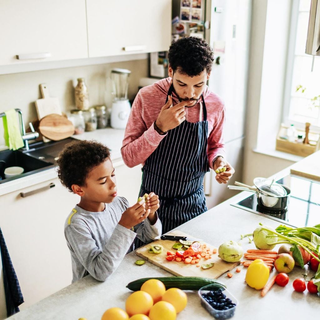 Padre e hijo en la cocina