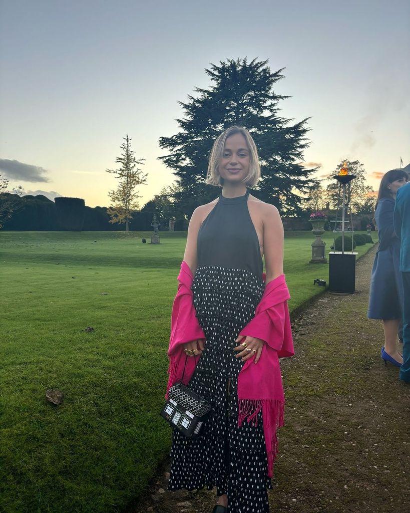 Amelia Windsor con look de invitada española en una boda