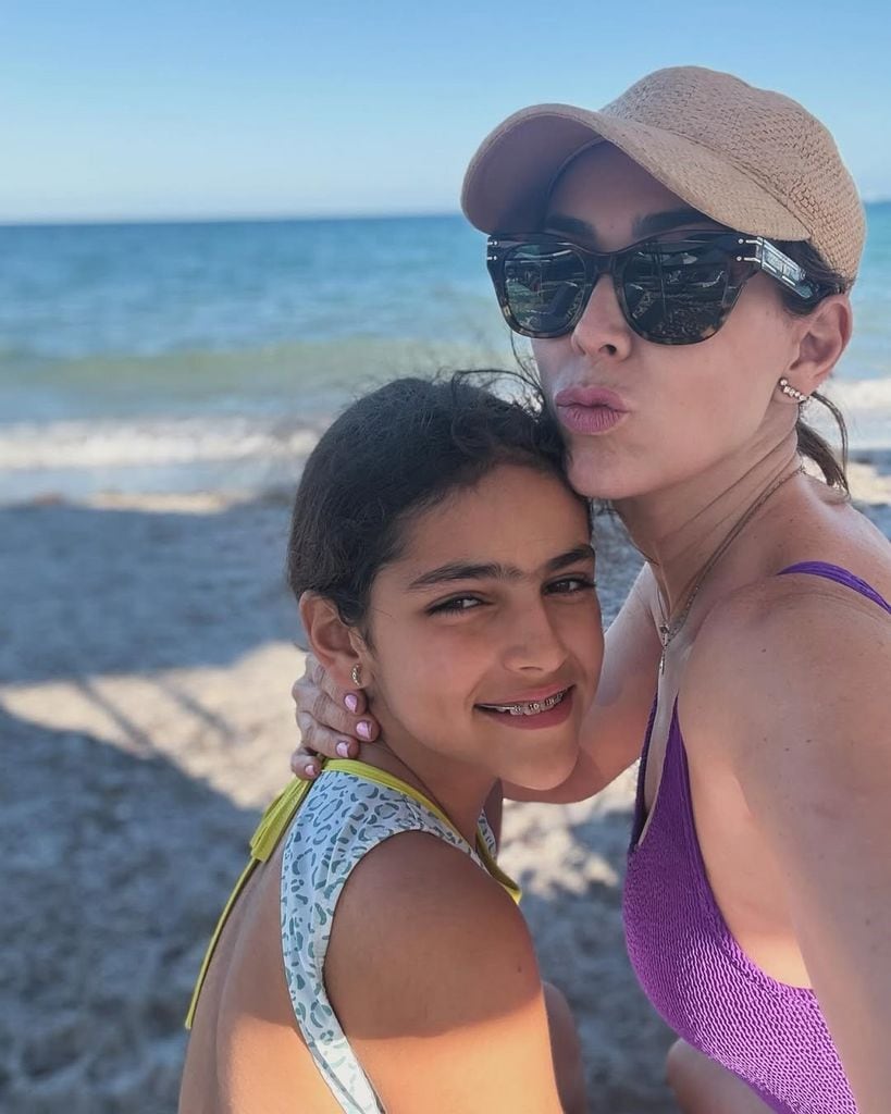 Jacky Bracamontes y su hija Carolina.