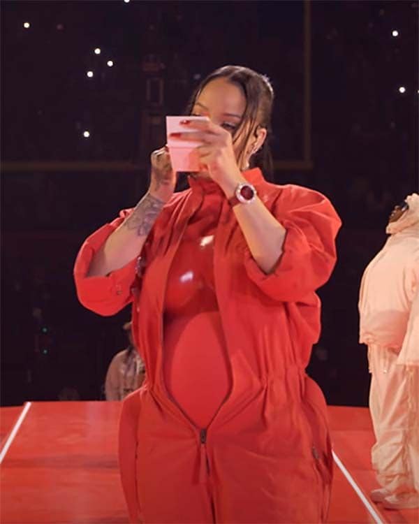 Rihanna durante la actuación en el intermedio de la Super Bowl 
