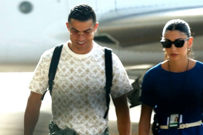 Cristiano Ronaldo en el aeropuerto de Cerdeña