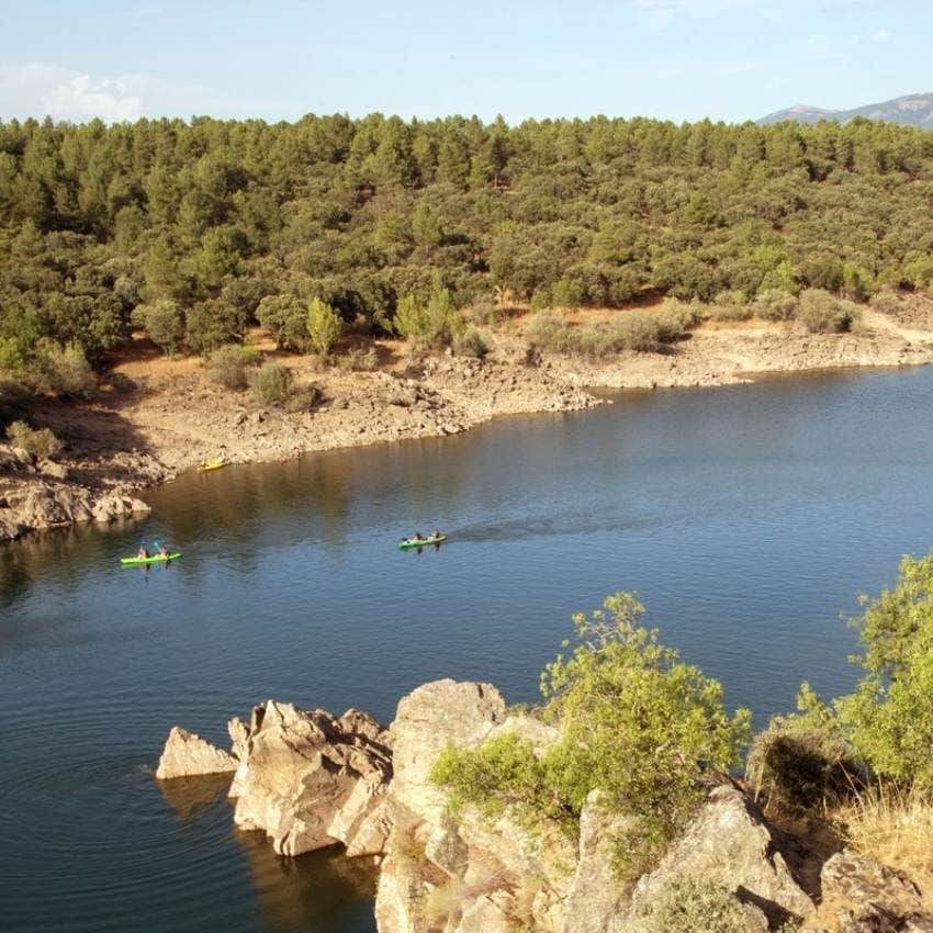 Piraguas en el embalse de Puentes Viejas junto a Buitrago de Lozoya, Madrid