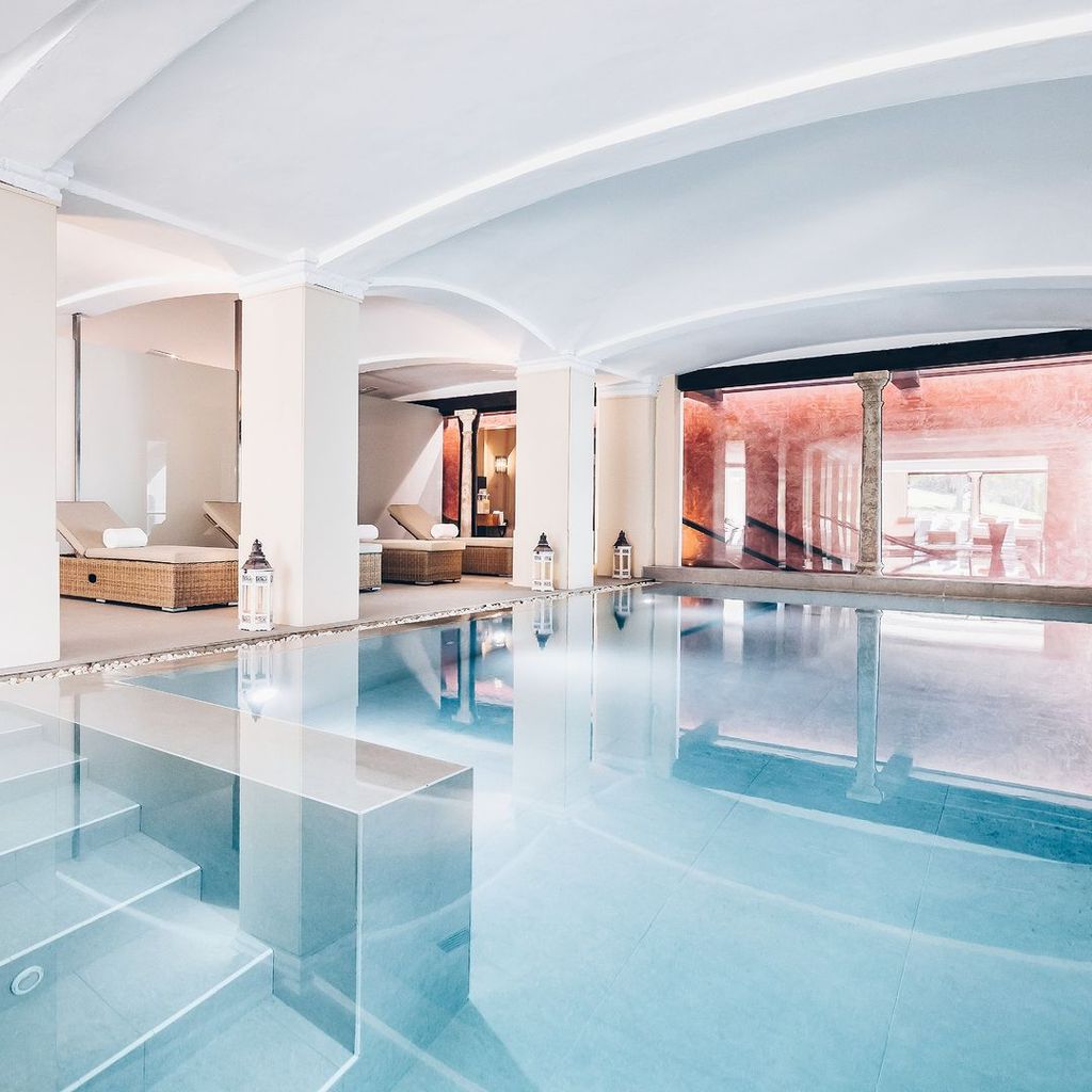 El spa de hotel cuenta con piscinas climatizadas y una serie de tratamientos a la carta pensados para el bienestar y relax de sus huéspedes.