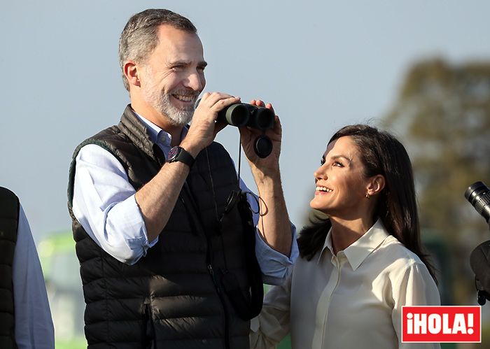 Los Reyes, todo sonrisas y complicidad en su paseo por el Parque Nacional de Doñana