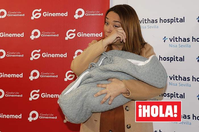 Toñi Moreno, emocionada a la salida del hospital con su hija Lola 