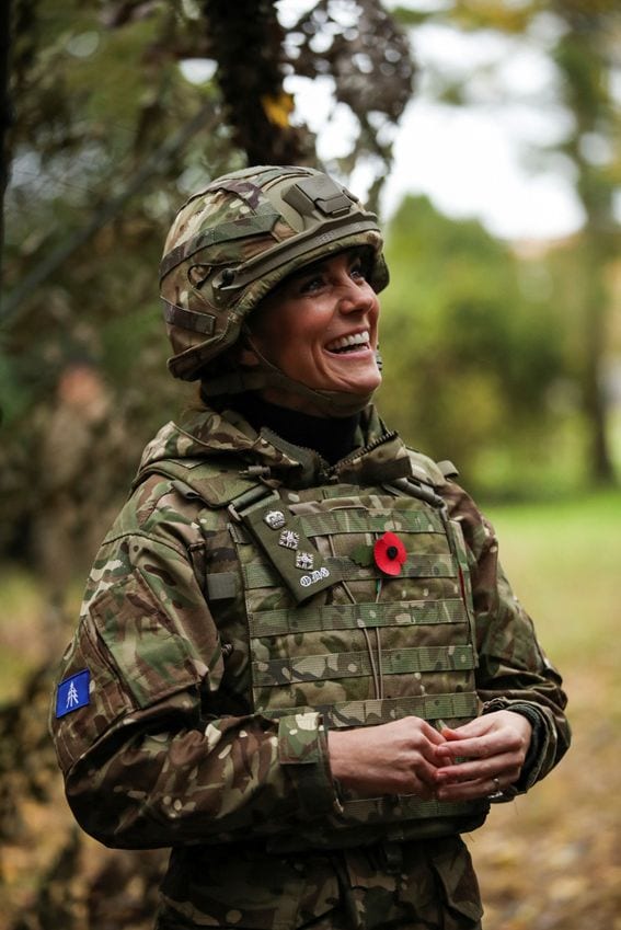 Kate Middleton se viste de militar con una blazer negra y sus botas de combate