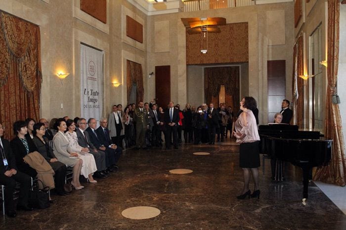 Doña Letizia y Peng Liyuan en el Teatro Real 