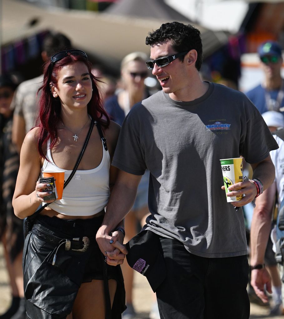 La cantante Dua Lipa y el actor Callum Turner durante el Glastonbury Festival de Somerset, en junio de 2024