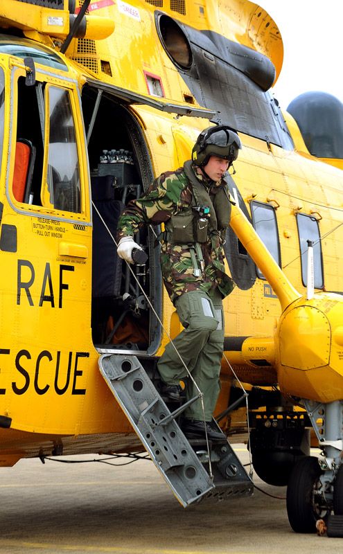 Fue en el año 2010 cuando Guillermo de Inglaterra se graduó como piloto de helicópteros de rescate de las Reales Fuerzas Armadas y actualmente trabaja como como piloto del servicio de ambulancias aéreas de la región de East Anglia. Estas fotografías fueron tomadas en marzo de 2011 durante unas maniobras de rescate © Getty Images
